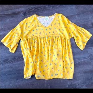 New with tags women’s 1X flowery  yellow blouse